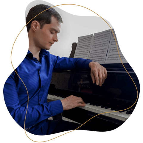 Bozidar Jovanovic spielt am Klavier in der Musikschule Tonika.